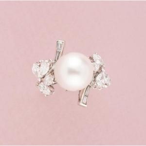 18k White Gold Ring With Pearl And Diamonds