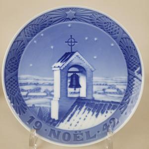 Royal Copenhagen, Christmas Plate 1942, 20th Century