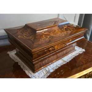 Large Sarcophagus-shaped Case In Rosewood And Holly Marquetry Restoration Period.