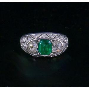 Art Deco Ring In Platinum With Emerald Diamonds 