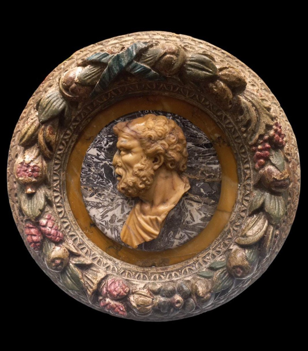 Altorilievo in marmo giallo antico raffigurante un profilo virile