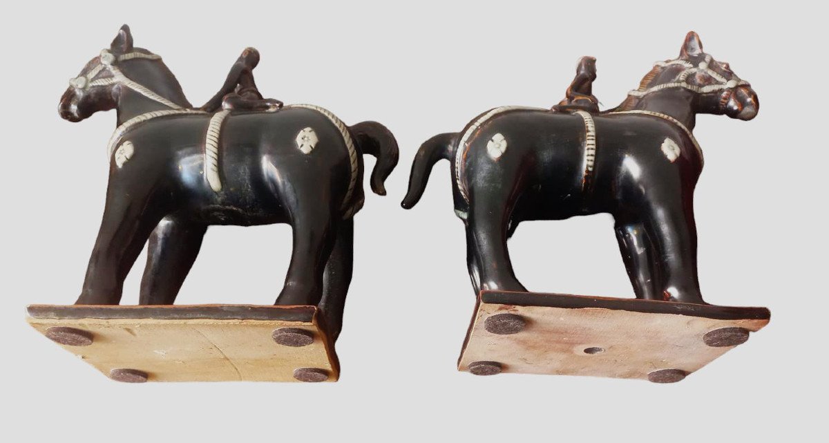 Coppia di cavalli con fantini in ceramica smaltata-photo-4