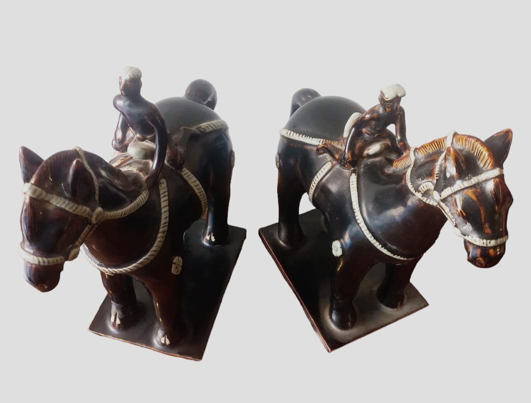 Coppia di cavalli con fantini in ceramica smaltata-photo-1