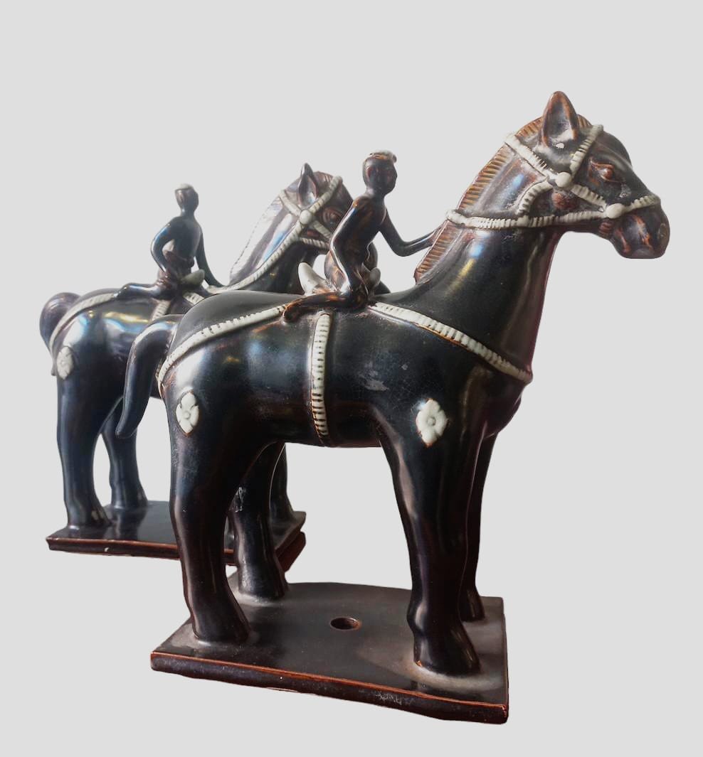 Coppia di cavalli con fantini in ceramica smaltata-photo-3