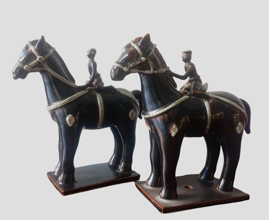 Coppia di cavalli con fantini in ceramica smaltata