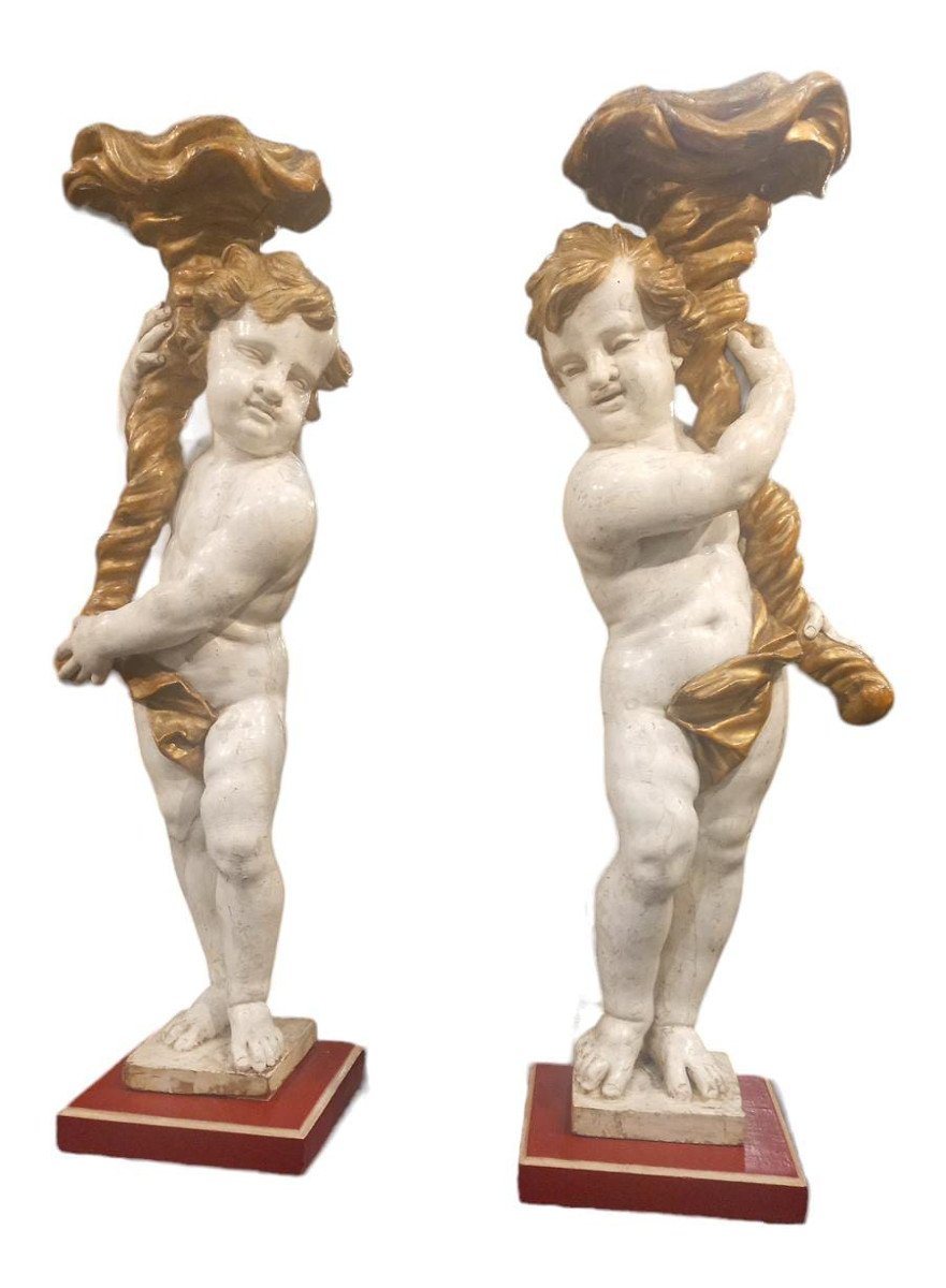 Coppia di putti stanti in legno laccato