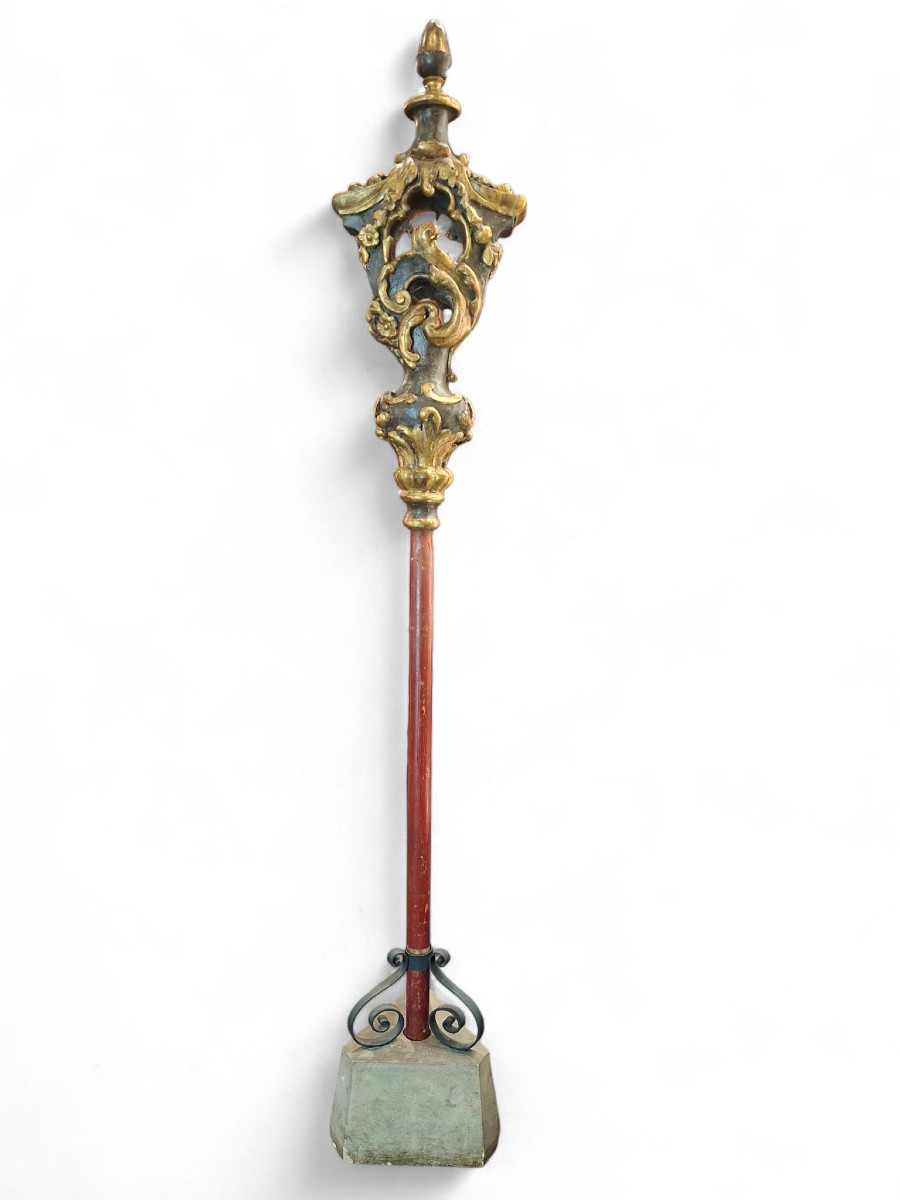 Tintinnabolo in legno intagliato