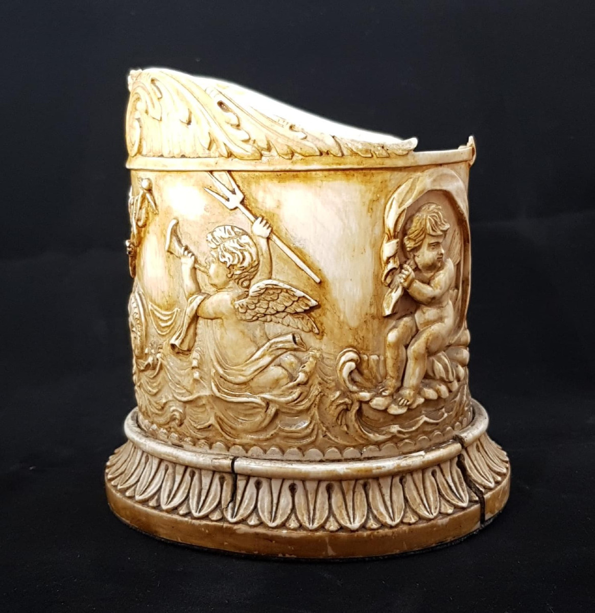 Vaso da farmacia in avorio scolpito