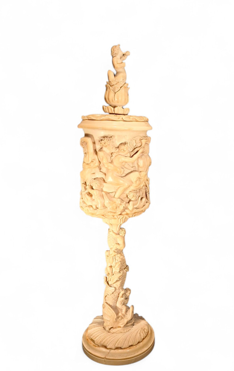 Grande calice con coperchio in avorio