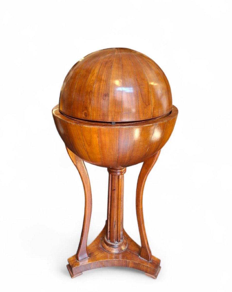 Tavolo da lavoro a forma di globo-photo-3