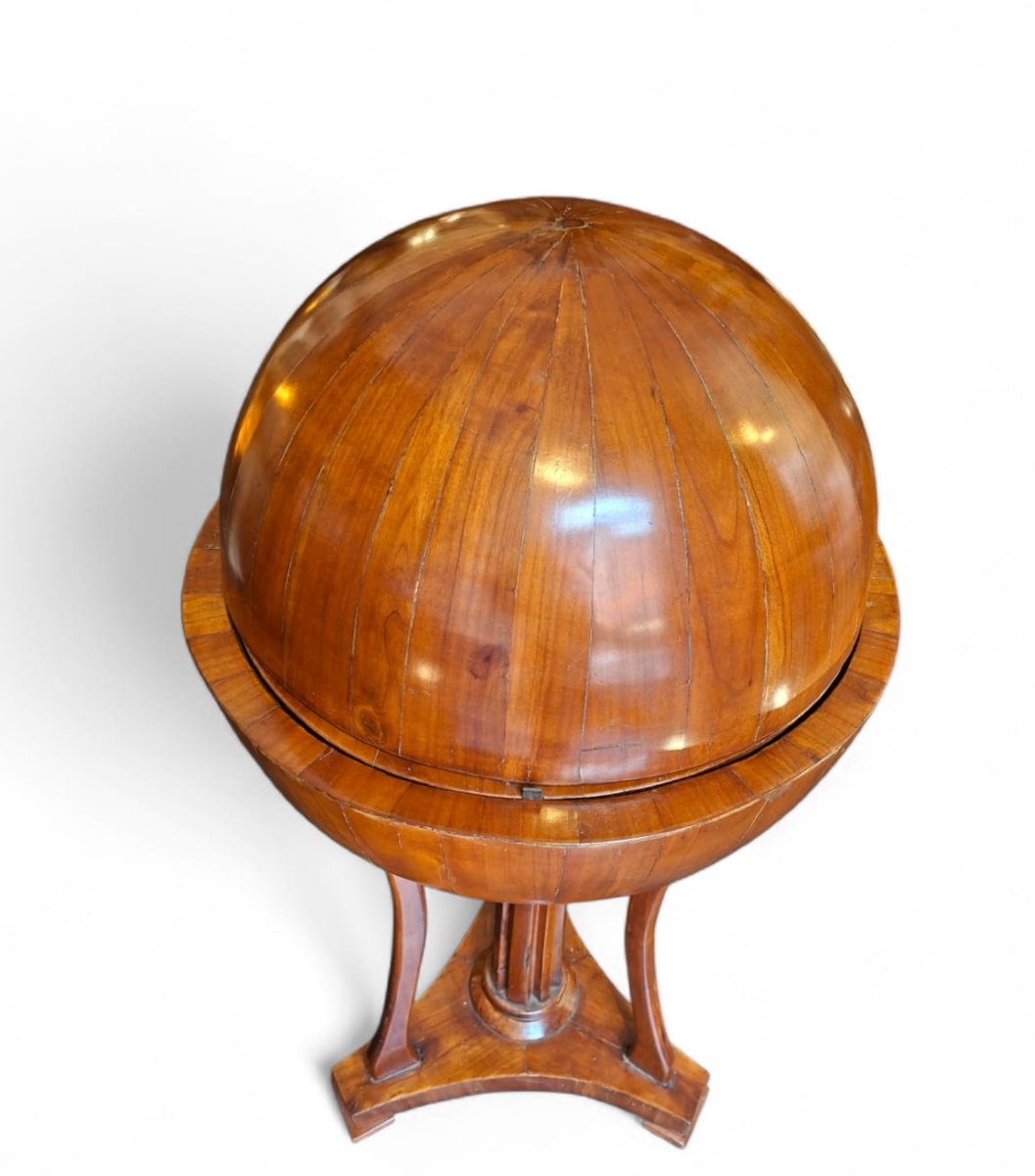 Tavolo da lavoro a forma di globo-photo-1