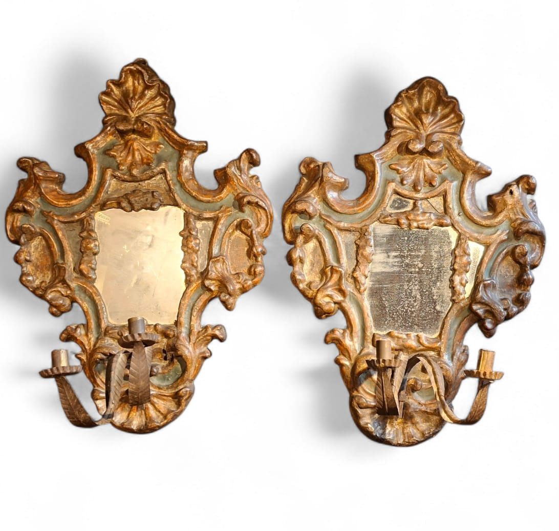 Coppia di appliques in legno e cartapesta laccate