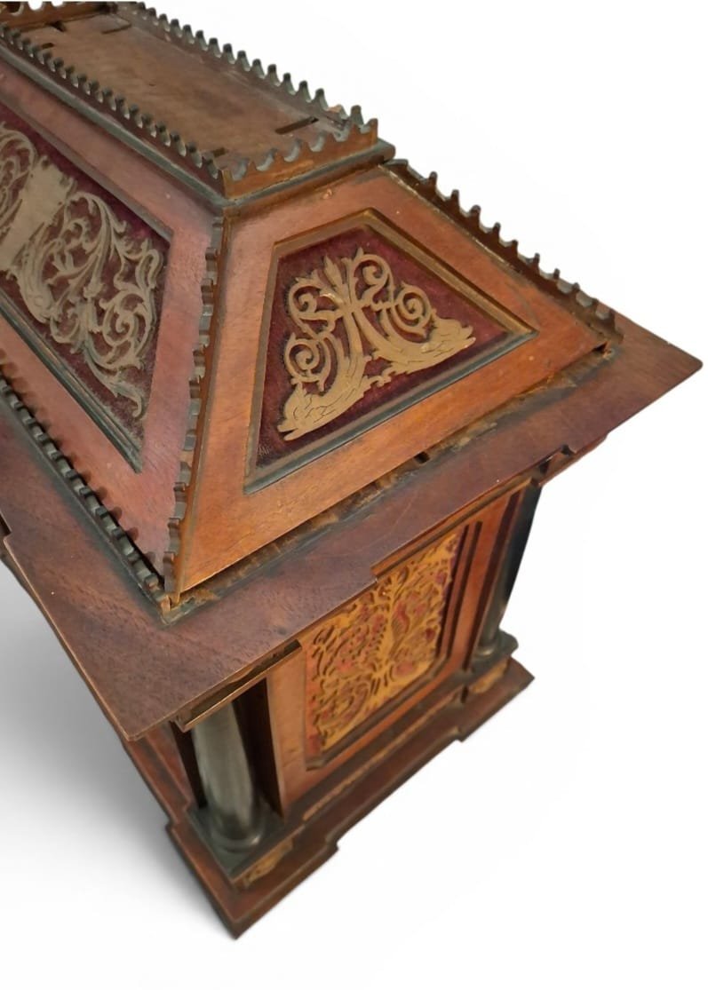 Monetiere in legno traforato-photo-3