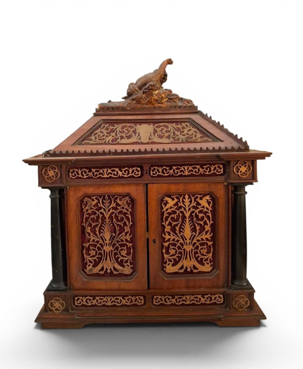 Monetiere in legno traforato
