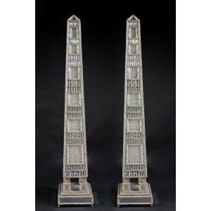 Coppia di monumentali ed eleganti lampade da terra a forma di obelisco