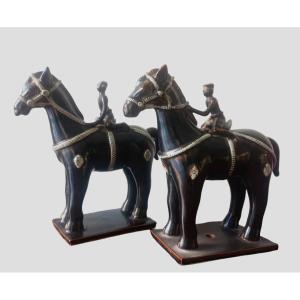 Coppia di cavalli con fantini in ceramica smaltata