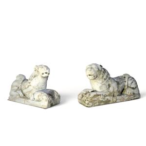 Coppia di leoni accovacciati