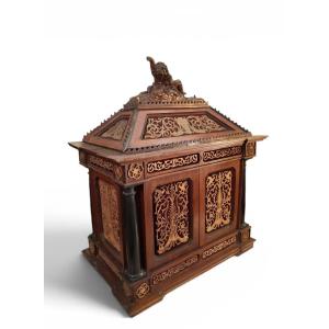 Monetiere in legno traforato