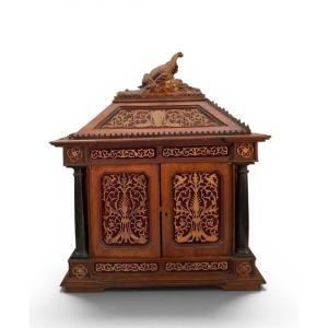 Monetiere in legno traforato