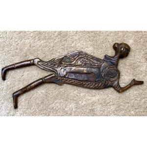 Inde, Début Du XXème Siècle, Coupe Noix d'Arec (noix De Bétel) En Bronze Décor Dame De Qualité.