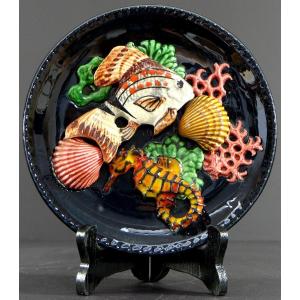 Vallauris, Années 1950, Assiette En Faïence à Décor D’un Poisson, D’un Hippocampe Et De Coraux.