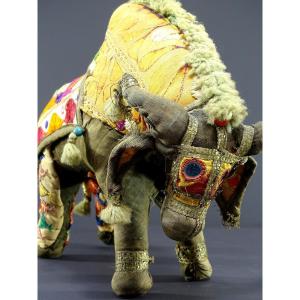 Inde, Milieu Du XXème Siècle, Jouet En Tissu Figurant Un Taureau orné de perles de verres.