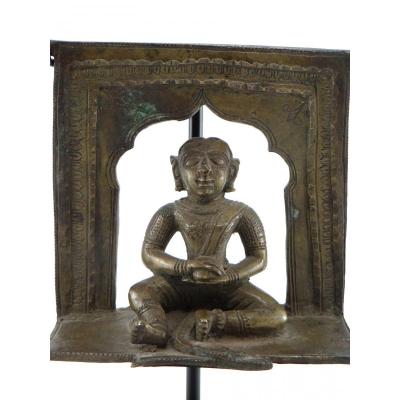 India, XIXth Century, Small Hindu Altar In Bronze Representing A Deity.