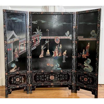 China, First Third Of The XXth Century, Important Lacquer Triptych Screen.