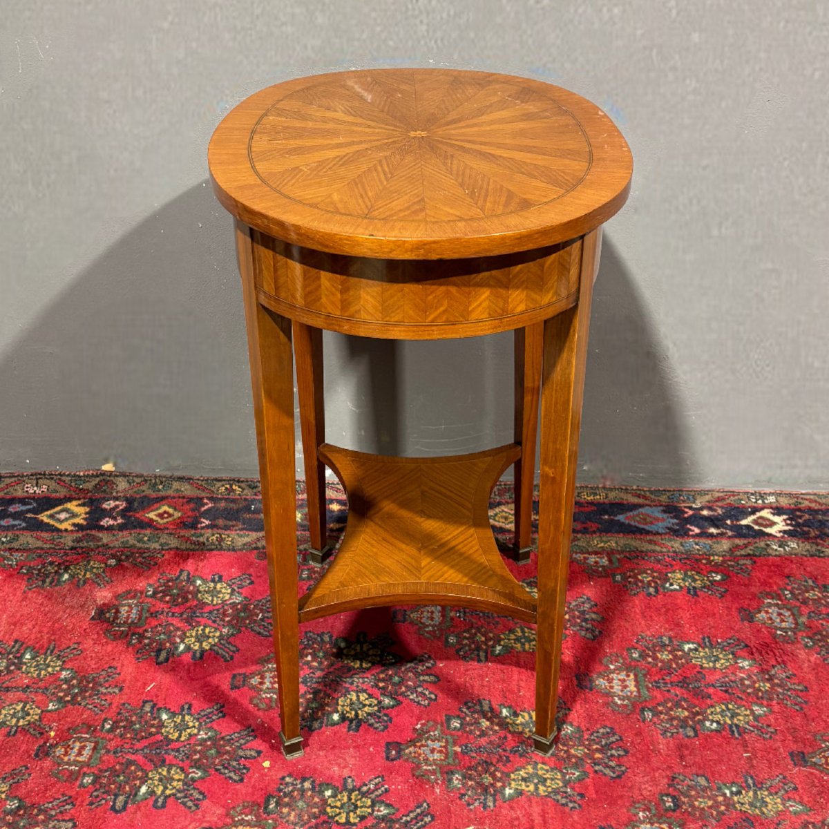 Elegante tavolino intarsiato in legno di frutto-photo-1