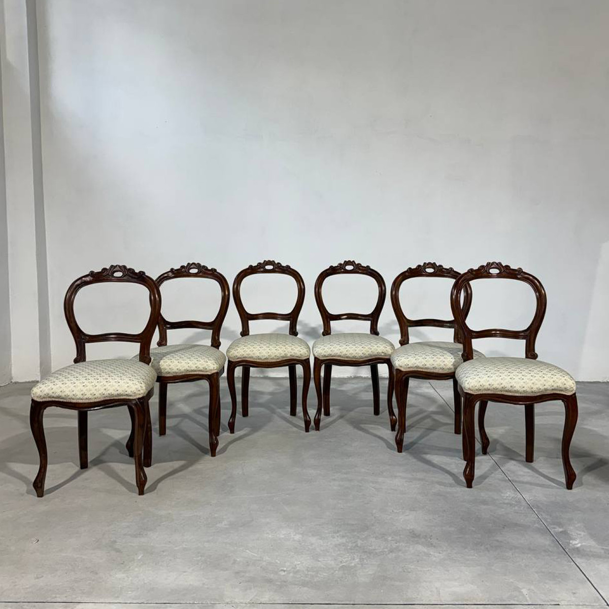 Antico set di sei sedie da pranzo restaurate