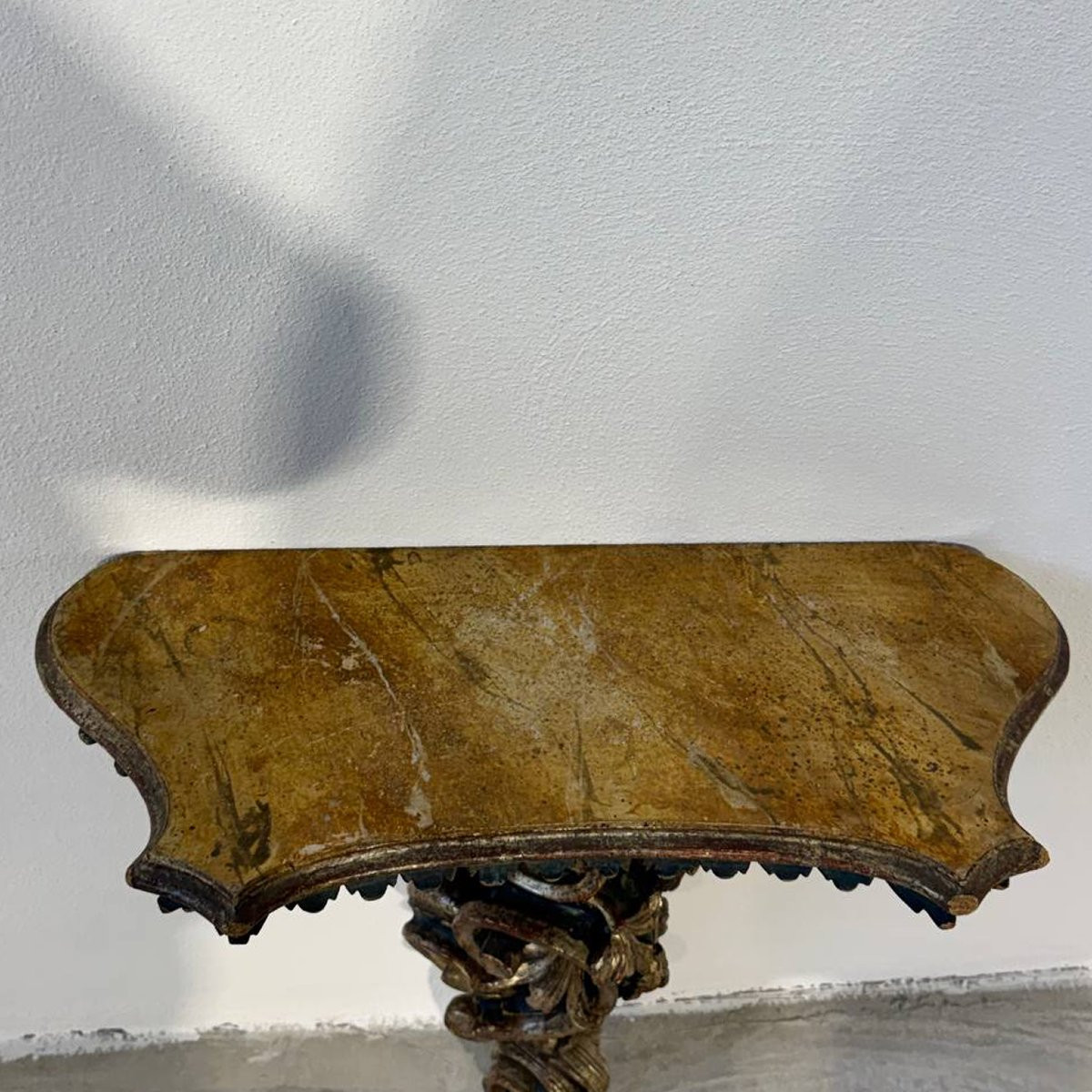 Consolle da parete in legno intagliato e dorato in stile rococò-photo-3