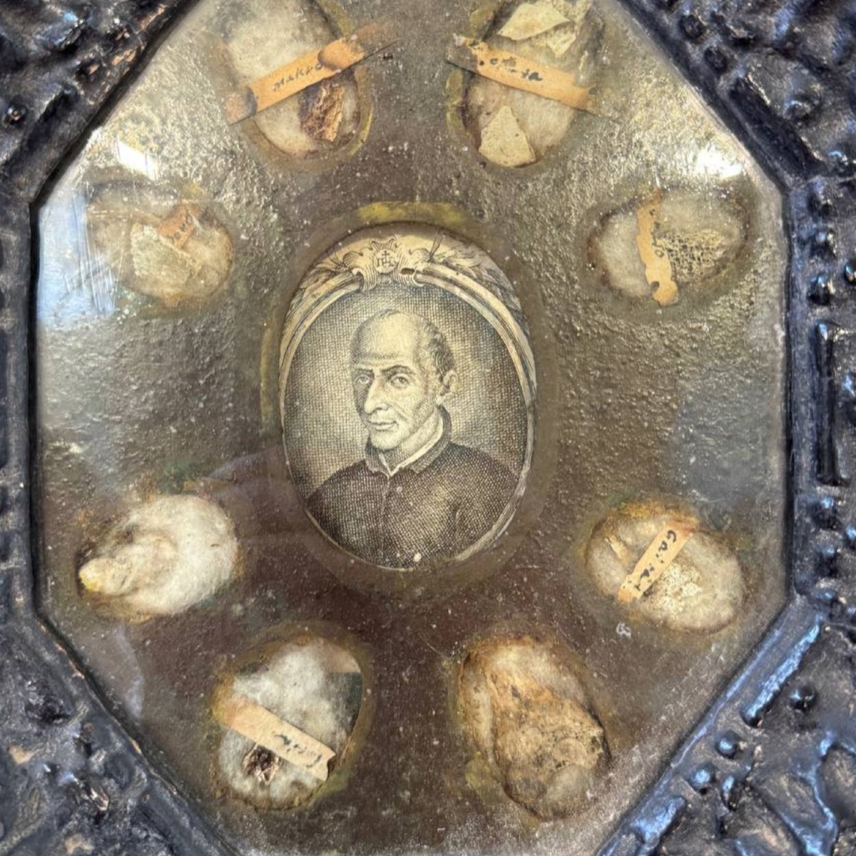 Reliquiario ottagonale con reliquie e San Francesco Borgia, XVII–XVIII secolo-photo-3