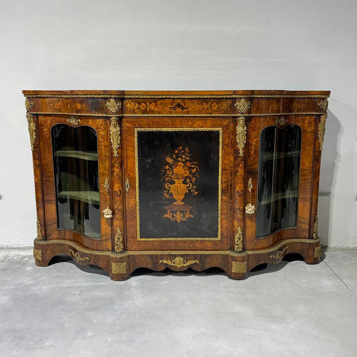 Importante credenza vittoriana dell'800 intarsiata con bronzi dorati-photo-1