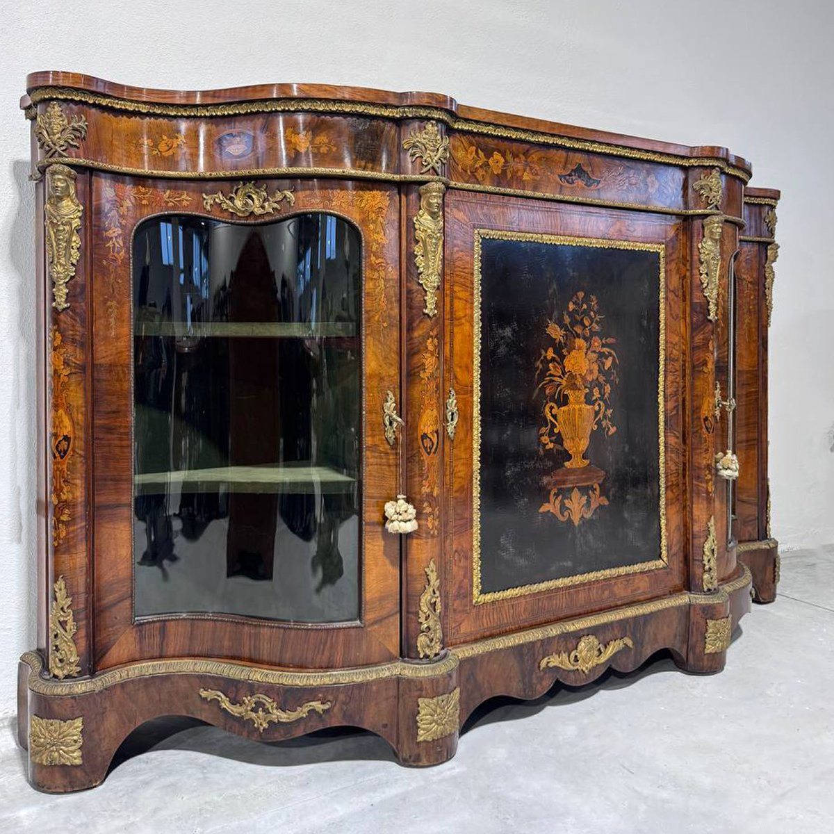 Importante credenza vittoriana dell'800 intarsiata con bronzi dorati-photo-2