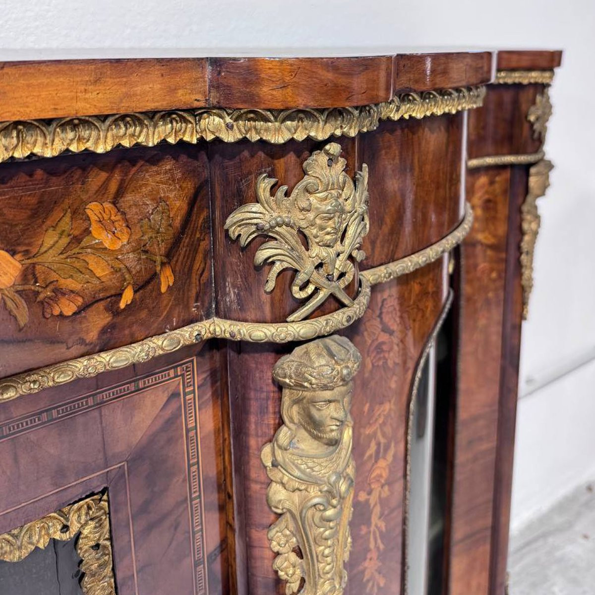 Importante credenza vittoriana dell'800 intarsiata con bronzi dorati-photo-3