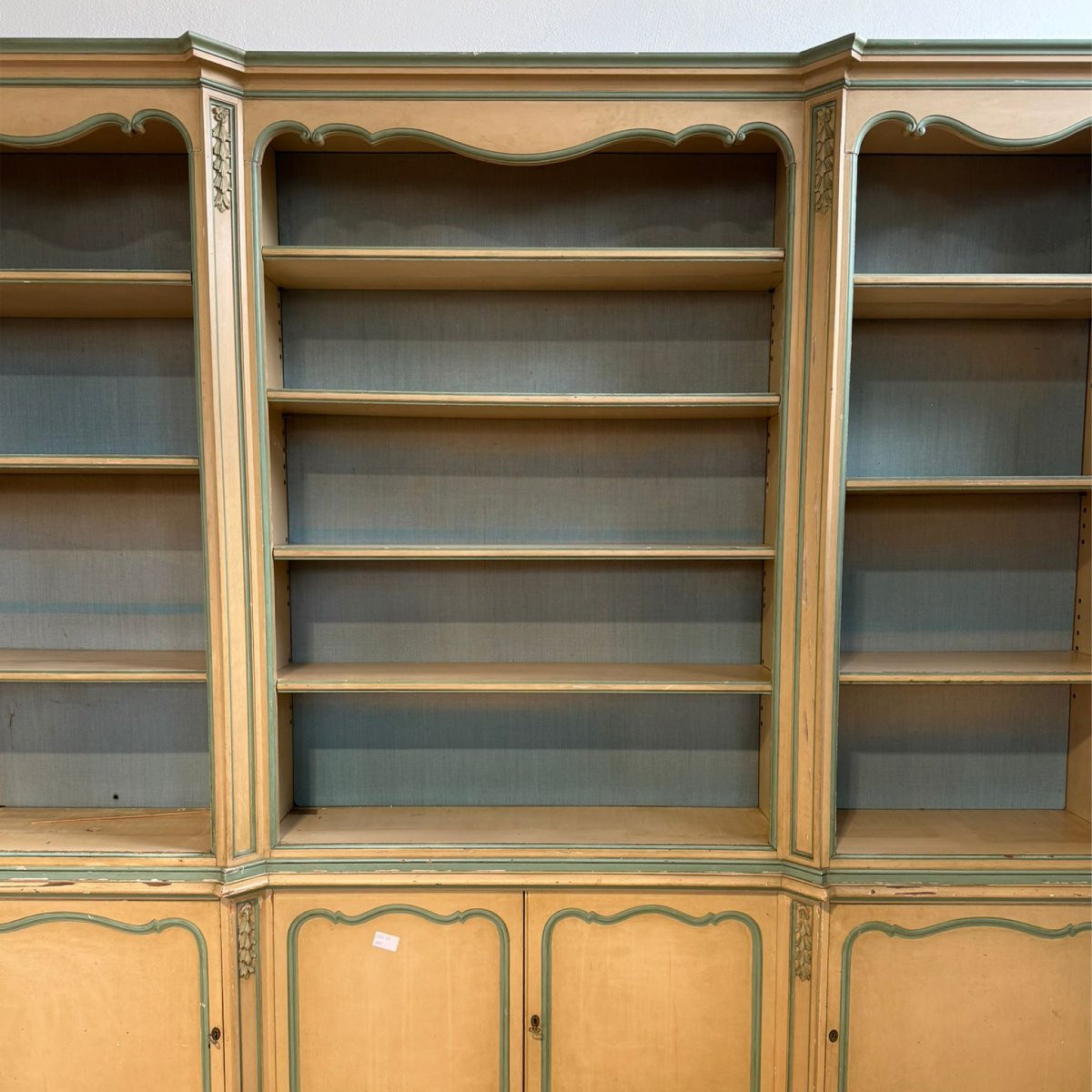 Grande libreria in legno laccato in stile veneziano.-photo-1