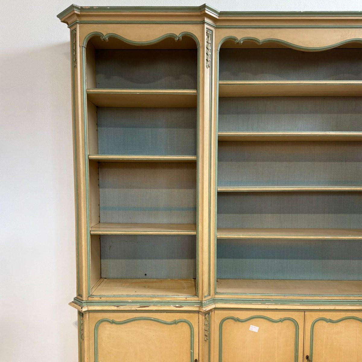 Grande libreria in legno laccato in stile veneziano.-photo-3