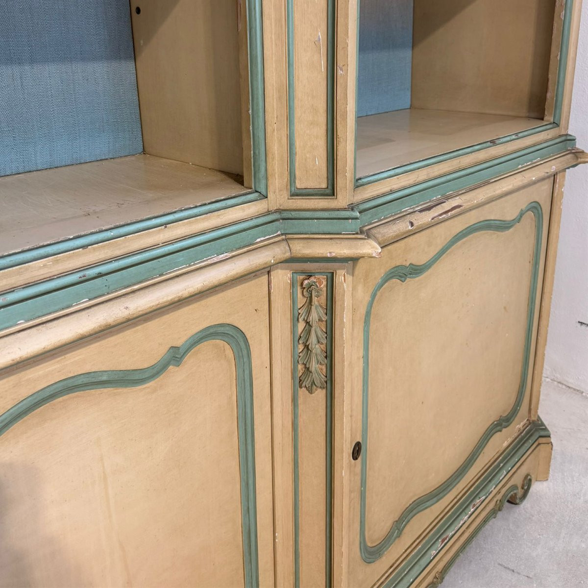 Grande libreria in legno laccato in stile veneziano.-photo-4