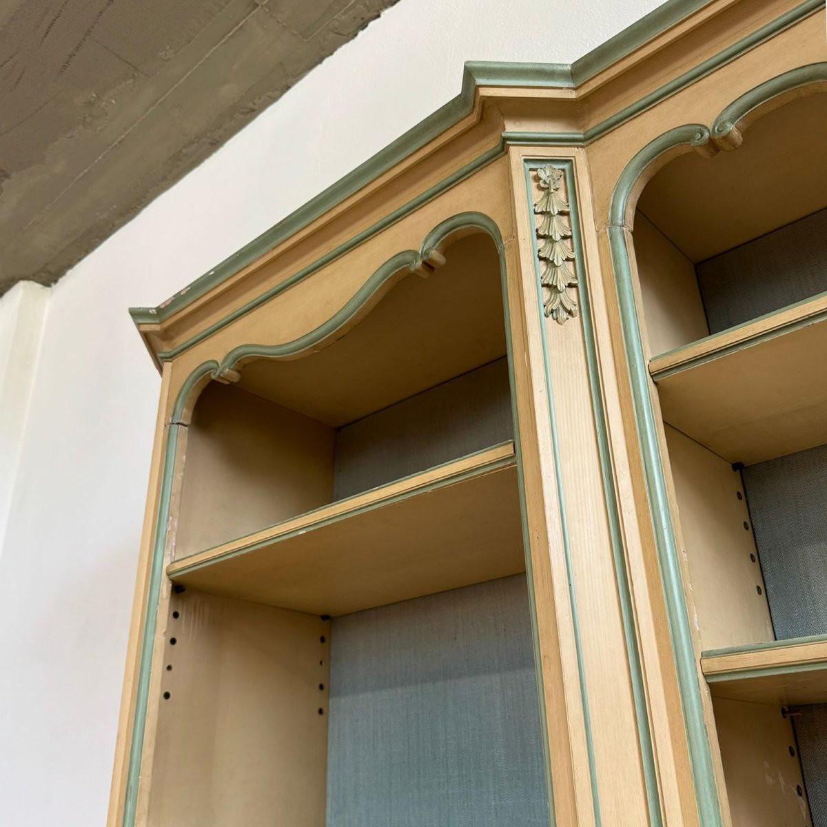 Grande libreria in legno laccato in stile veneziano.-photo-5