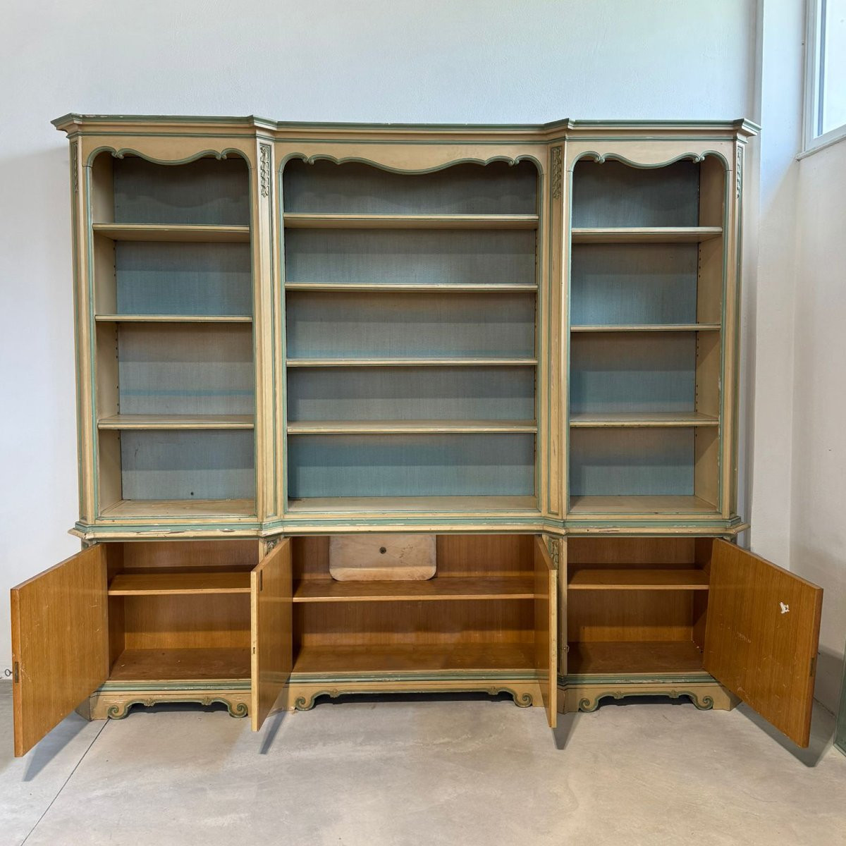 Grande libreria in legno laccato in stile veneziano.-photo-6