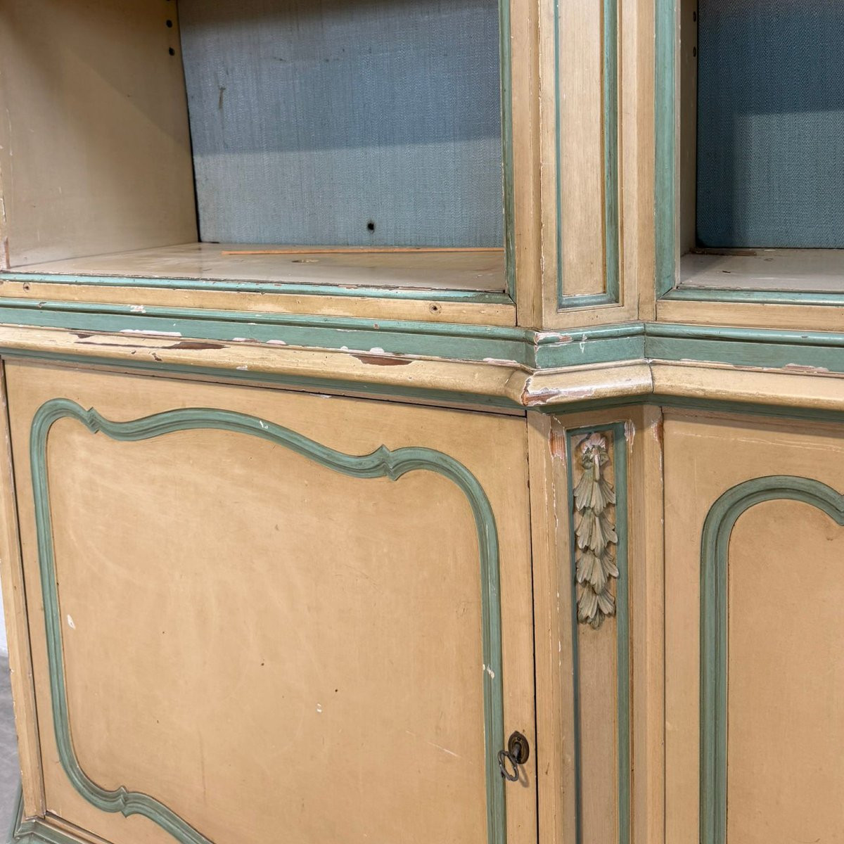 Grande libreria in legno laccato in stile veneziano.-photo-7