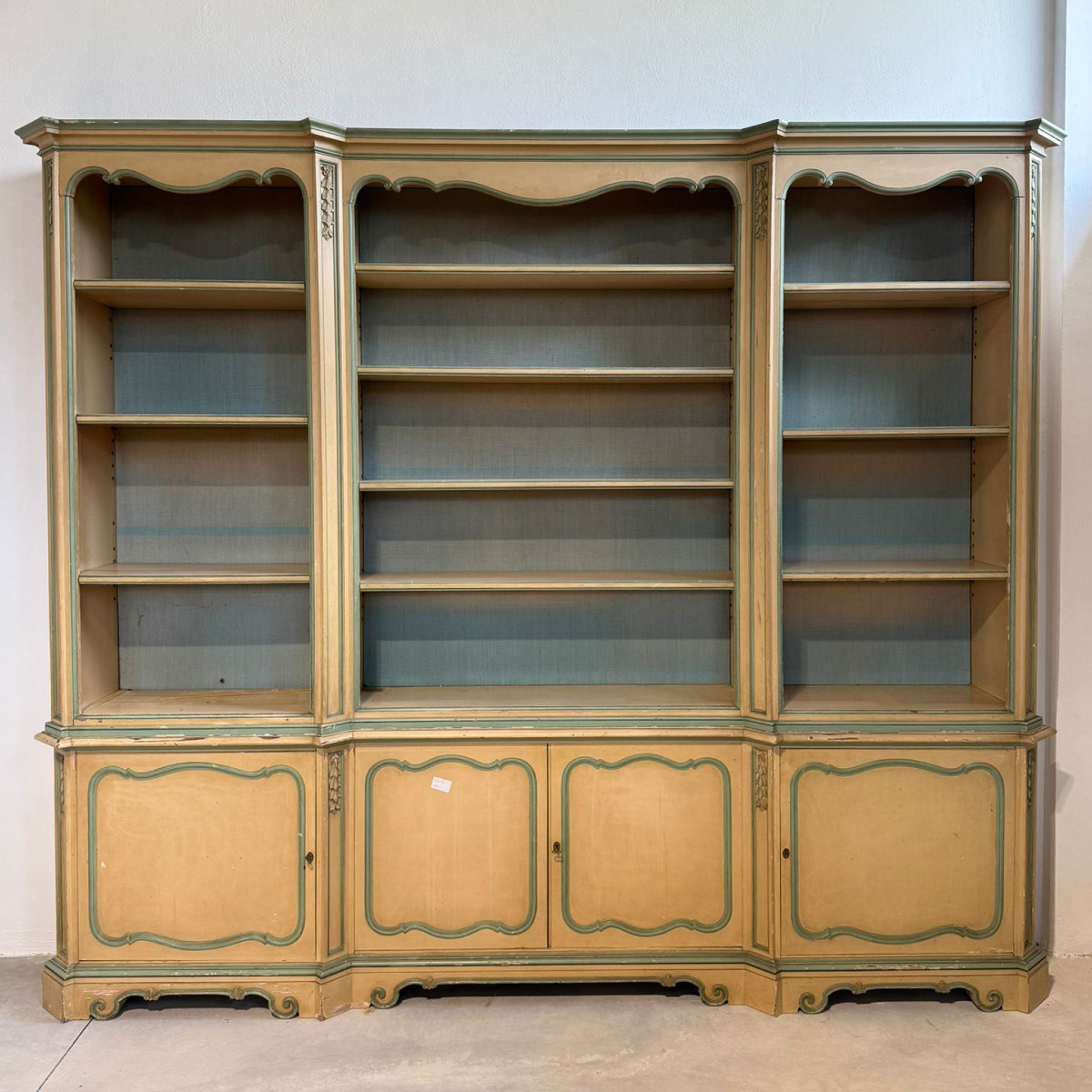 Grande libreria in legno laccato in stile veneziano.