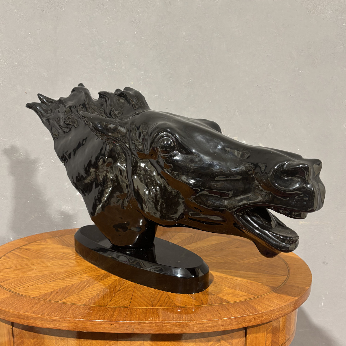 Scultura testa di cavallo in ceramica nera lucida