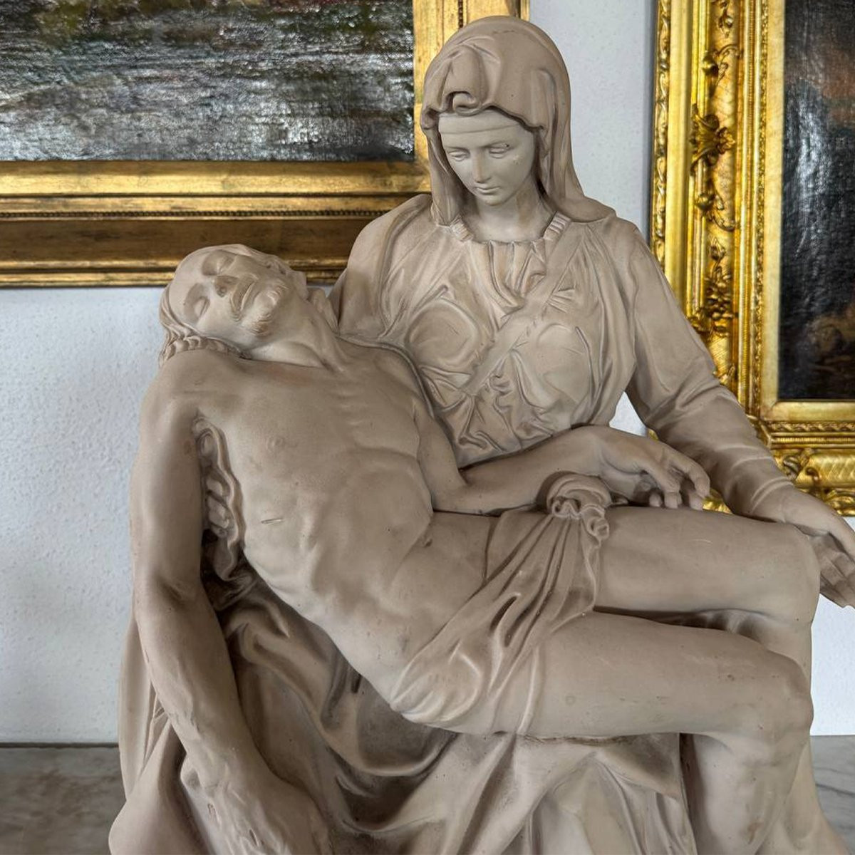 Importante scultura in marmo raffigurante la Pietà, da Michelangelo, firmata -photo-5