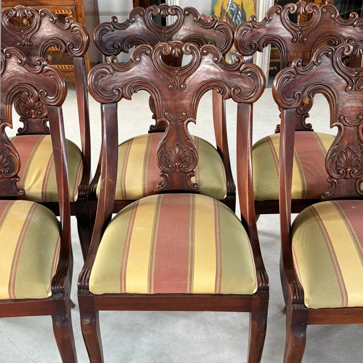 Set di sedie in mogano stile Sheraton intagliate-photo-1