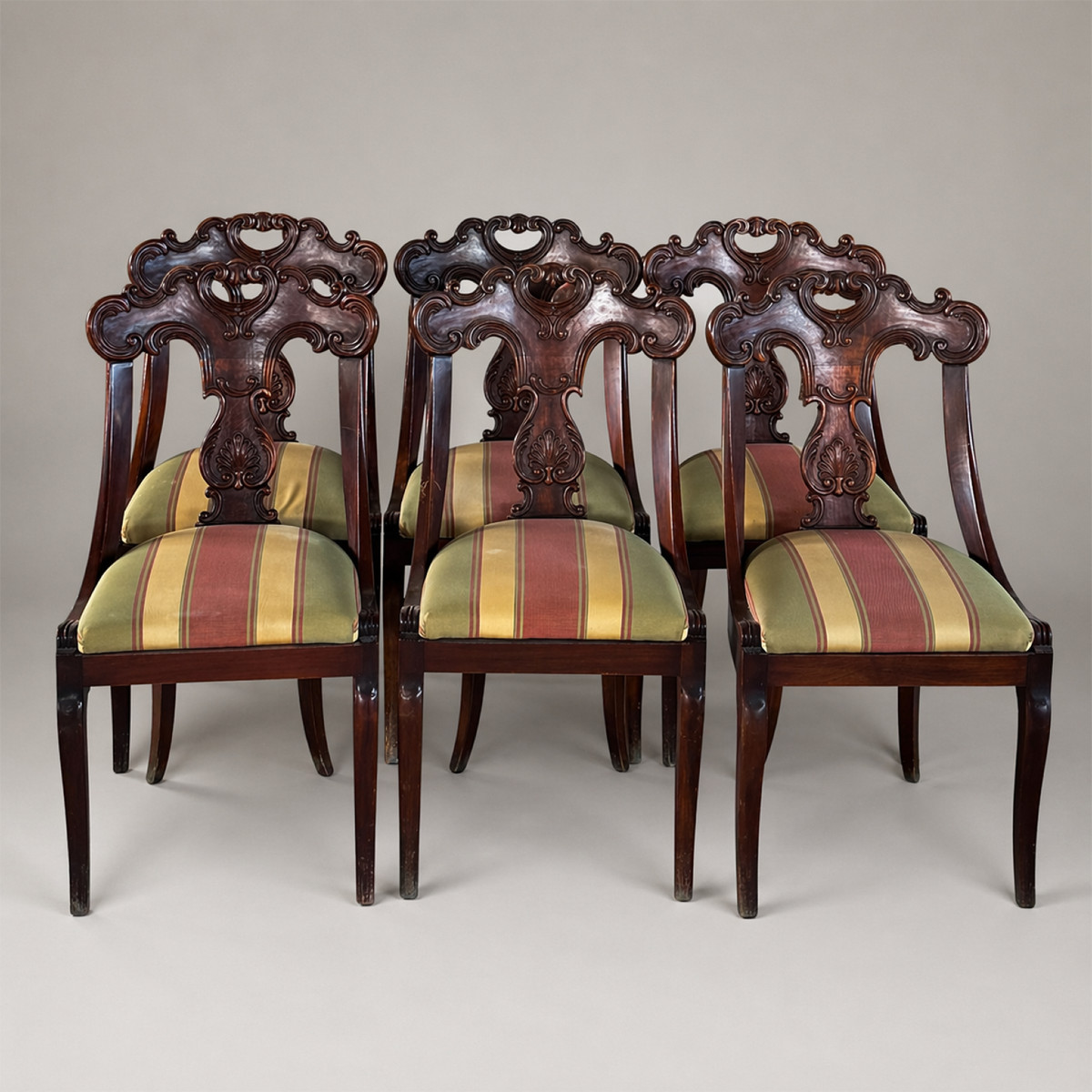 Set di sedie in mogano stile Sheraton intagliate