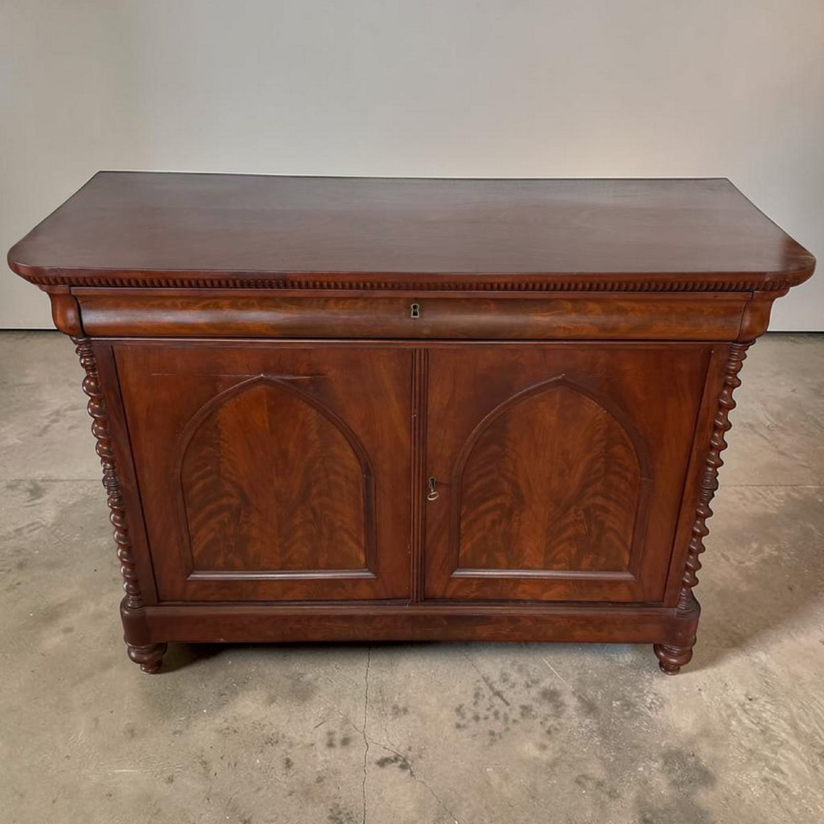 Servantina a due ante in piuma di mogano