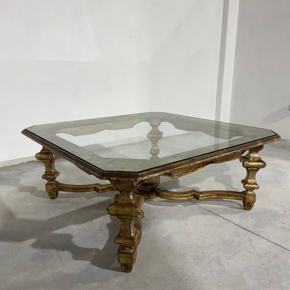 Tavolino basso in legno dorato stile Luigi XIV con piano in vetro-photo-1