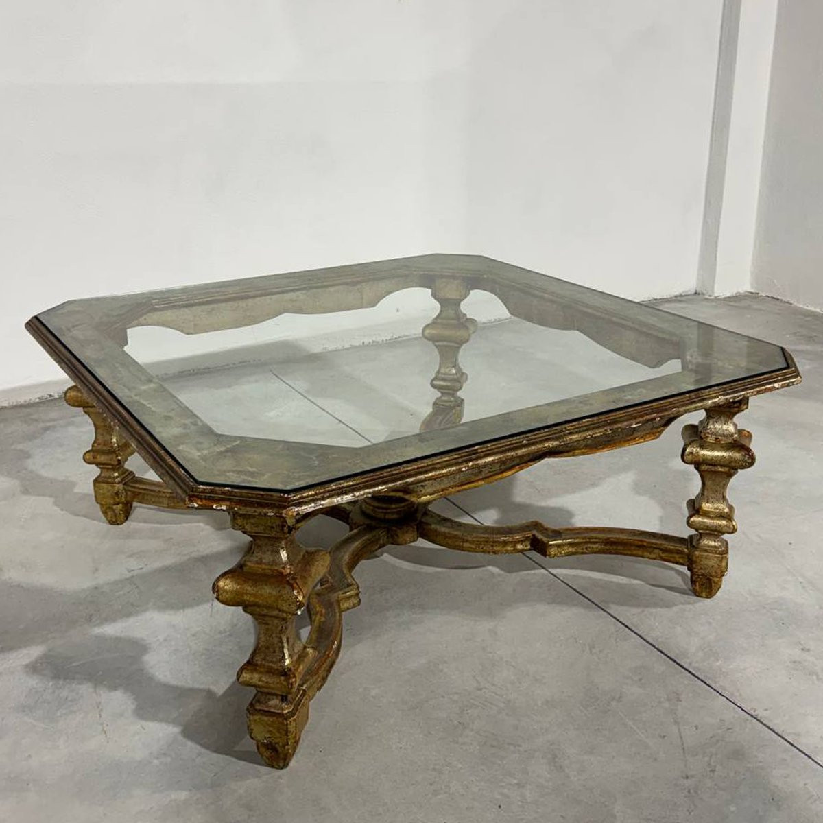 Tavolino basso in legno dorato stile Luigi XIV con piano in vetro-photo-2