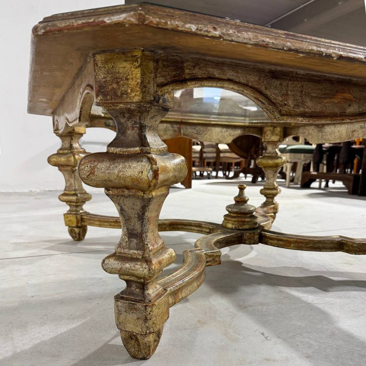 Tavolino basso in legno dorato stile Luigi XIV con piano in vetro-photo-4